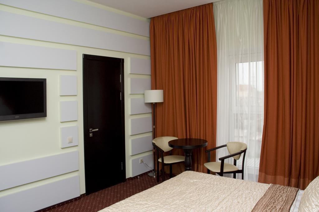 Greenstone Hotel Kherson Exterior photo